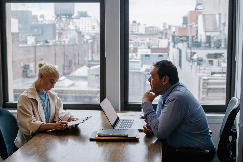B2B Satış Eğitiminde AI Devrimi: Kişiselleştirilmiş Öğrenme Yolları Trendleri