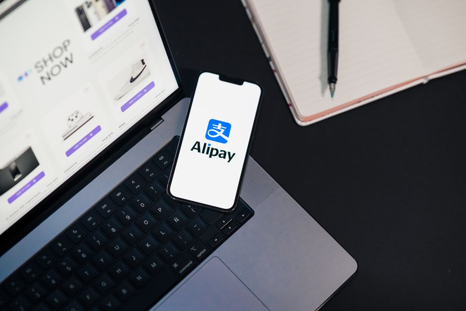 B2B Satışta Yapay Zeka Destekli Karar Alma: Geleceğin Satış Liderleri Nasıl Hazırlanıyor?
