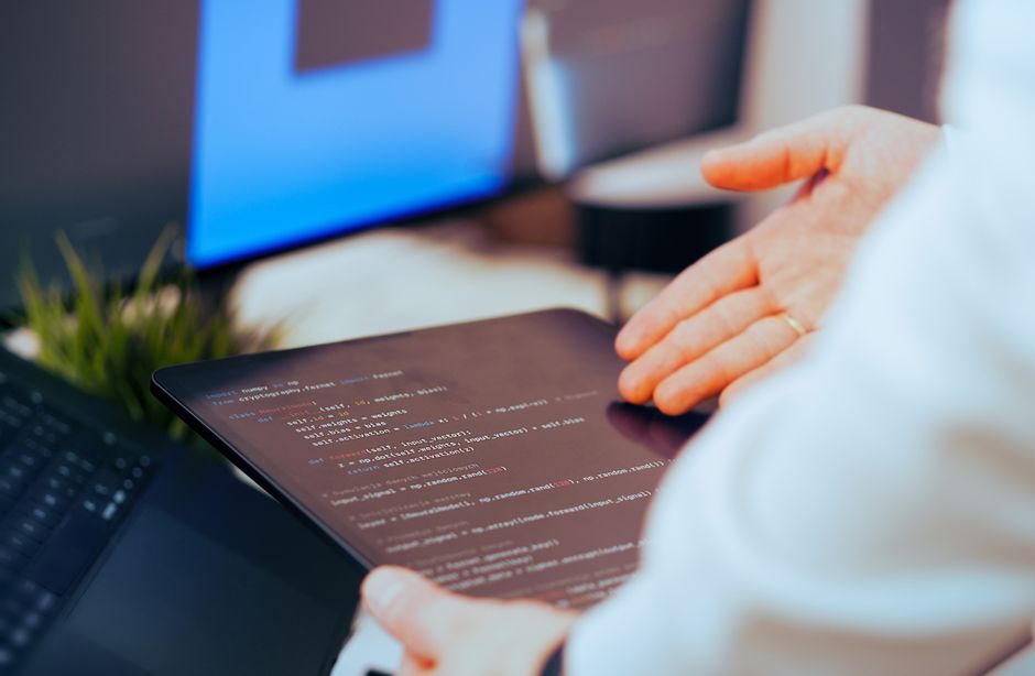AI ile B2B Satış Hunisi İçin Kişiselleştirilmiş İçerik Otomasyonu Rehberi