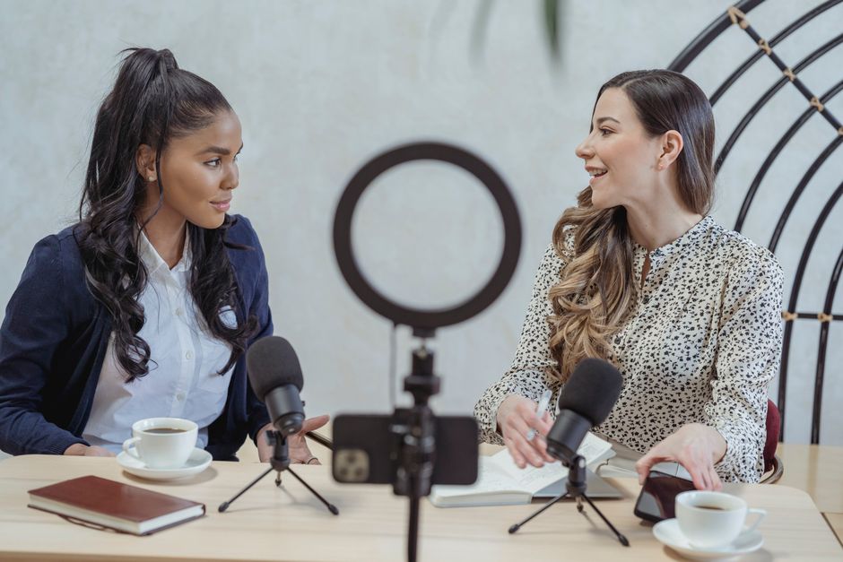 B2B Podcast Pazarlamasında AI: İçerik Üretimi ve Dinleyici Erişimi Stratejileri
